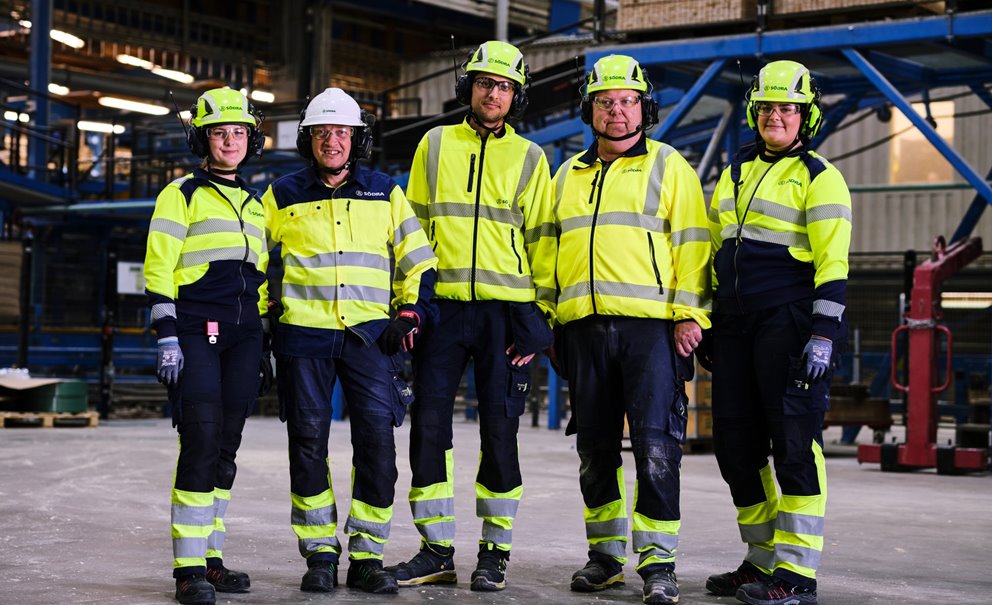 Grupp av Södra medarbete på sågverk