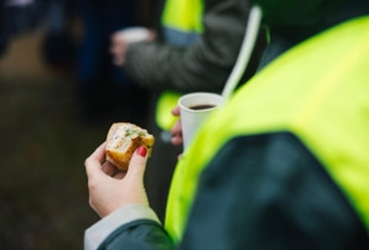 Medarbetare håller i fikabröd