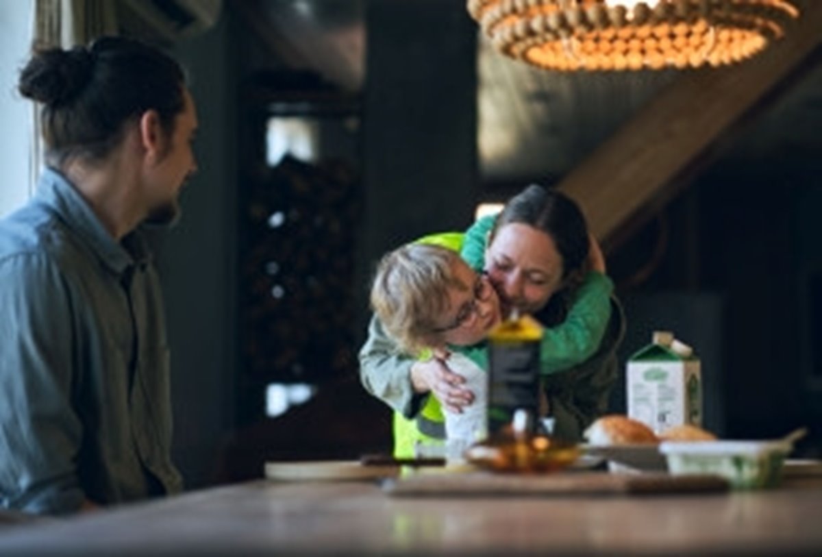 Foto från filmen Tillsammans för  en säker arbetsdag. Filmen innehåller modeller plus en medarbetare.