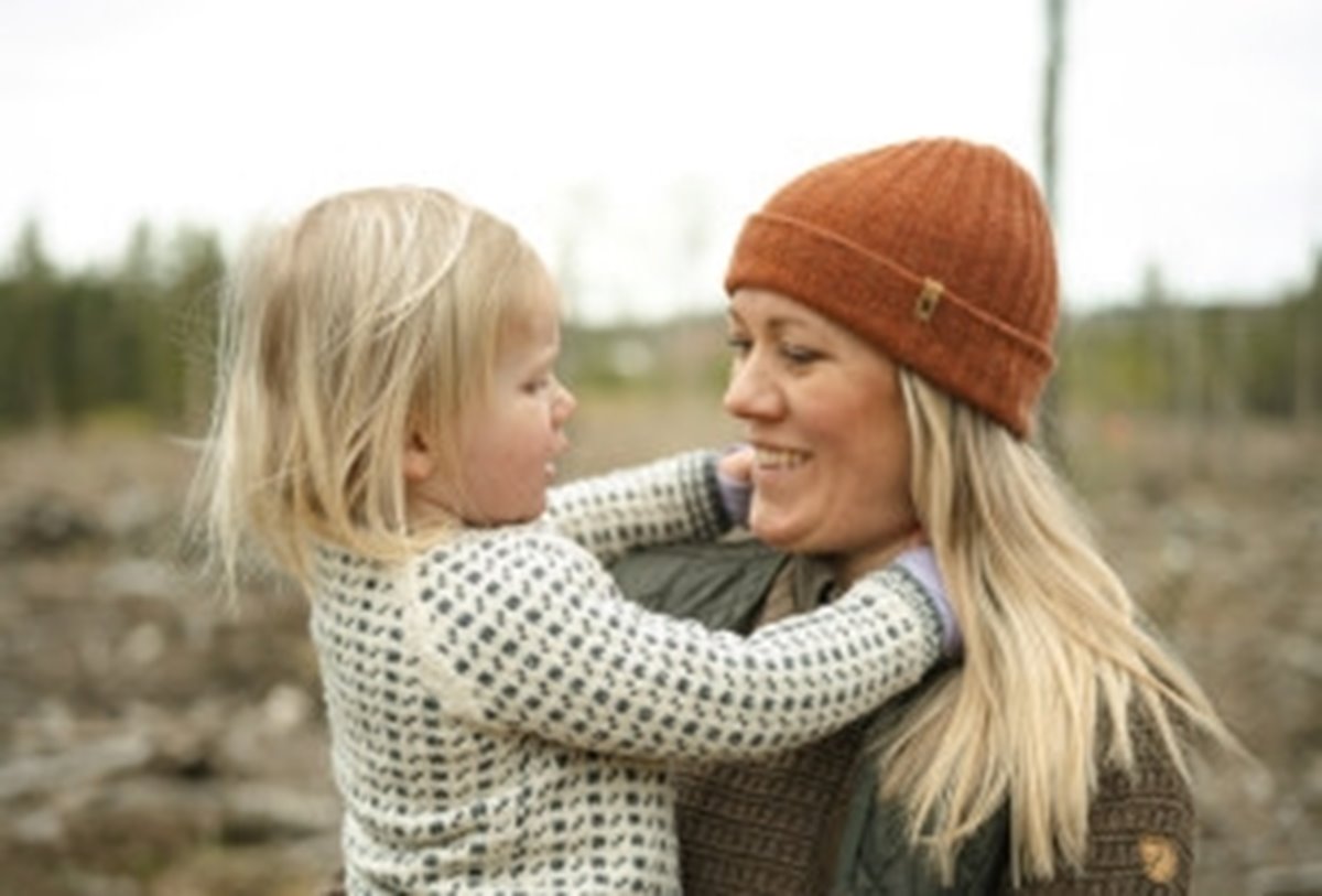 Mamma och barn omfamnar varandra