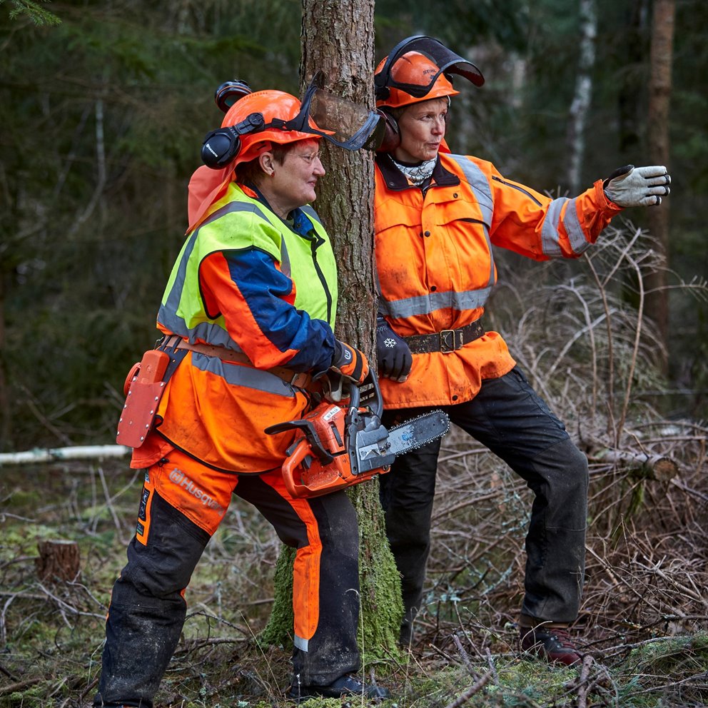 Från vänster: Eva Wenngren som tog det 100 000:e motorsågskörkortet och Anne Marke, cirkelledare och är dessutom säkerhetsombud i Södra.