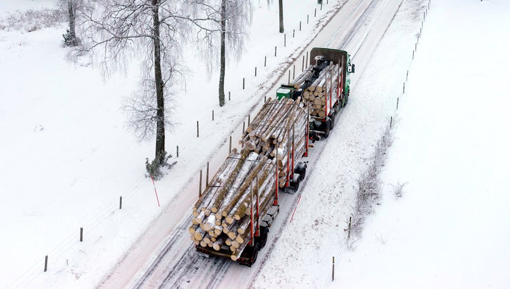 Timmerbil i vinterlandskap. Ullaredsbilen nr 8965013 