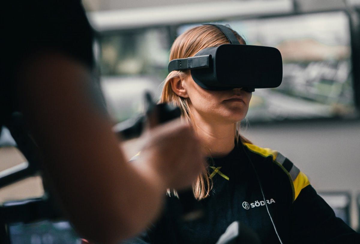 Kvinnlig medarbetare med VR glasögon