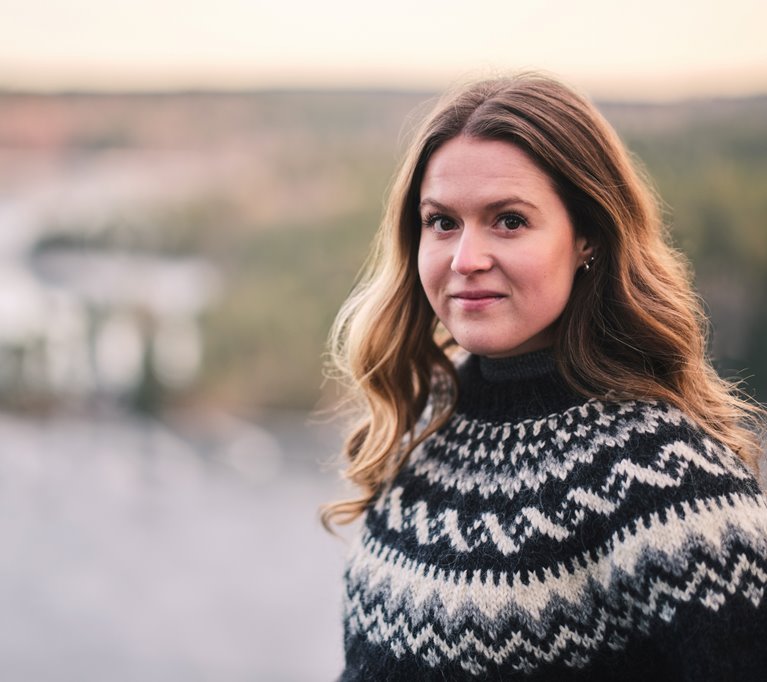 Kvinna i stickad tröja