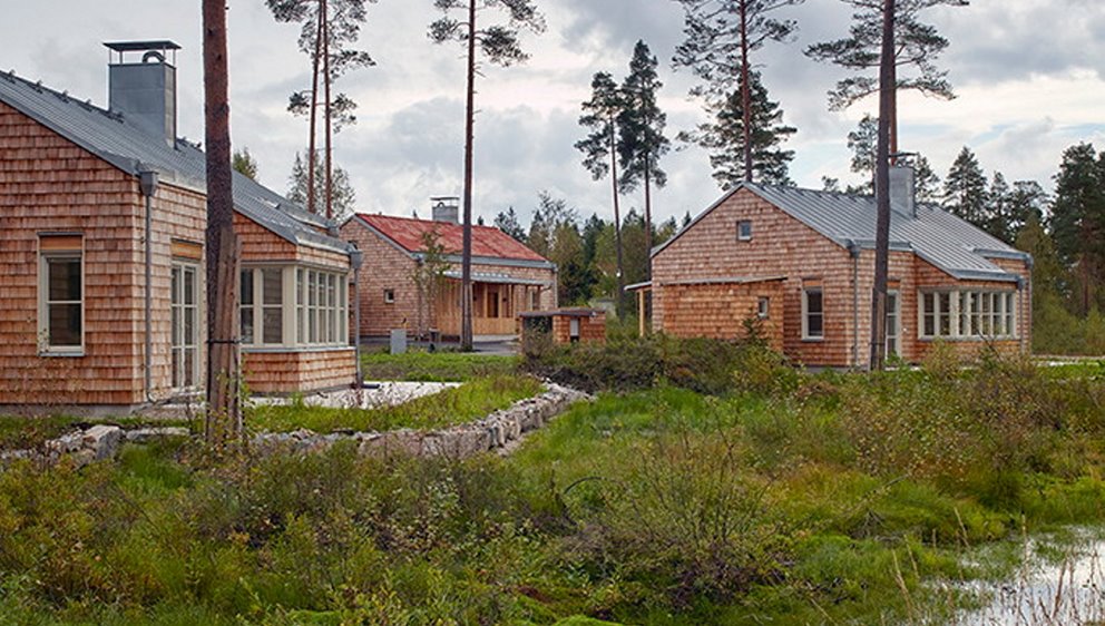 Villor byggda med stomme i KL-trä och klädda med cederspånsfasad. Interiört synligt KL-trä. 
Källsprångsvägen i Viskafors.