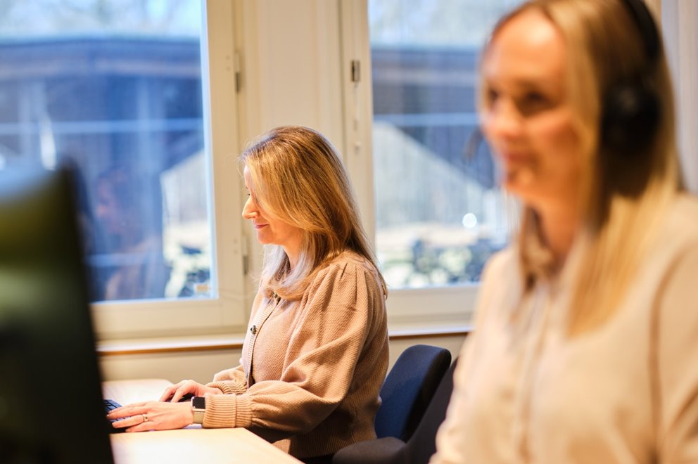 Två medarbetare framför datorer