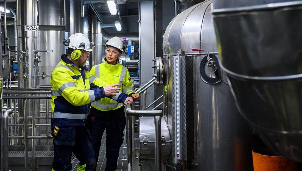 Två medarbetare inpekterar rör