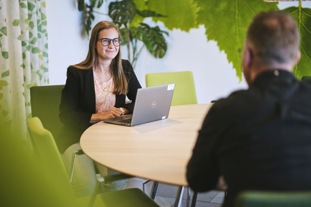 Medarbetare i möte med dator