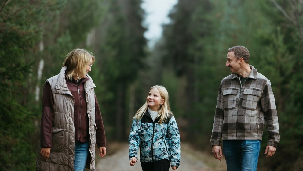 Familj i skog 