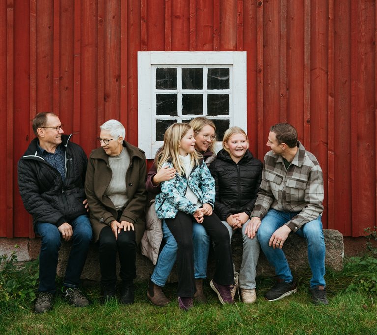 Generationsskifte på Genestorp, Södergård i Värends Nöbbele. Arne och Annika Pettersson, Viola, Frida, Livia och Johan Svensson