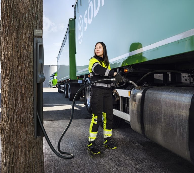 Kvinna tankar biometanol