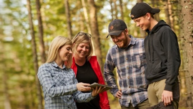 Röjningskampanj Röjning Skogsinspektor Åsa Andersson träffar medlemsfamilj Katarina Carlsson, Albin Carlsson, Simon Carlsson