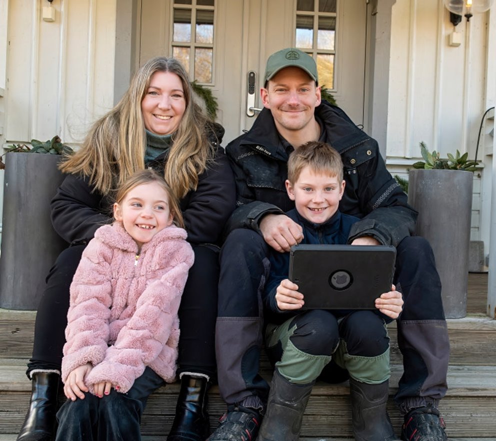 Familj skogsägare sittandes på trappa