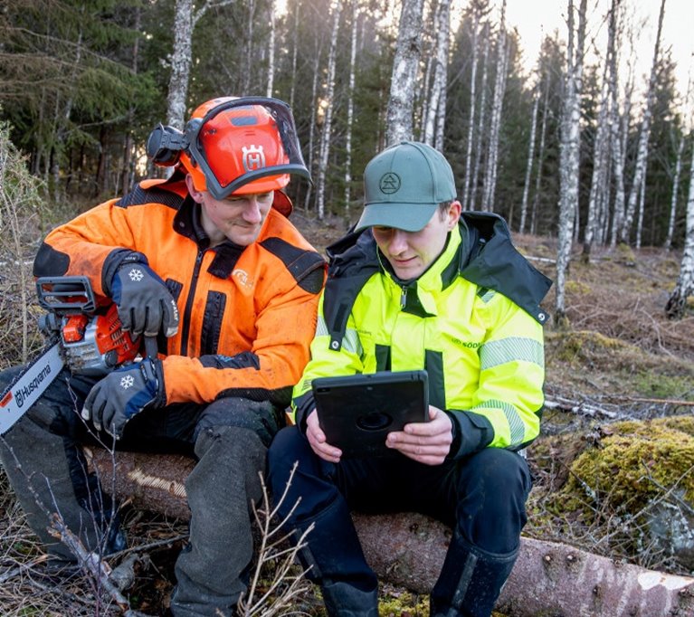 Medlemsreportage Södramedlemmarna Kristofer och Maddeleine Andersson på släktgården Haga i Tranemo.
Skogsägare Kristofer Andersson och skogsinspektor Julius Berg.