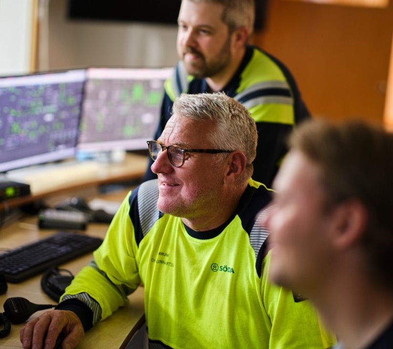 Medarbetare tittar på industriskärmar