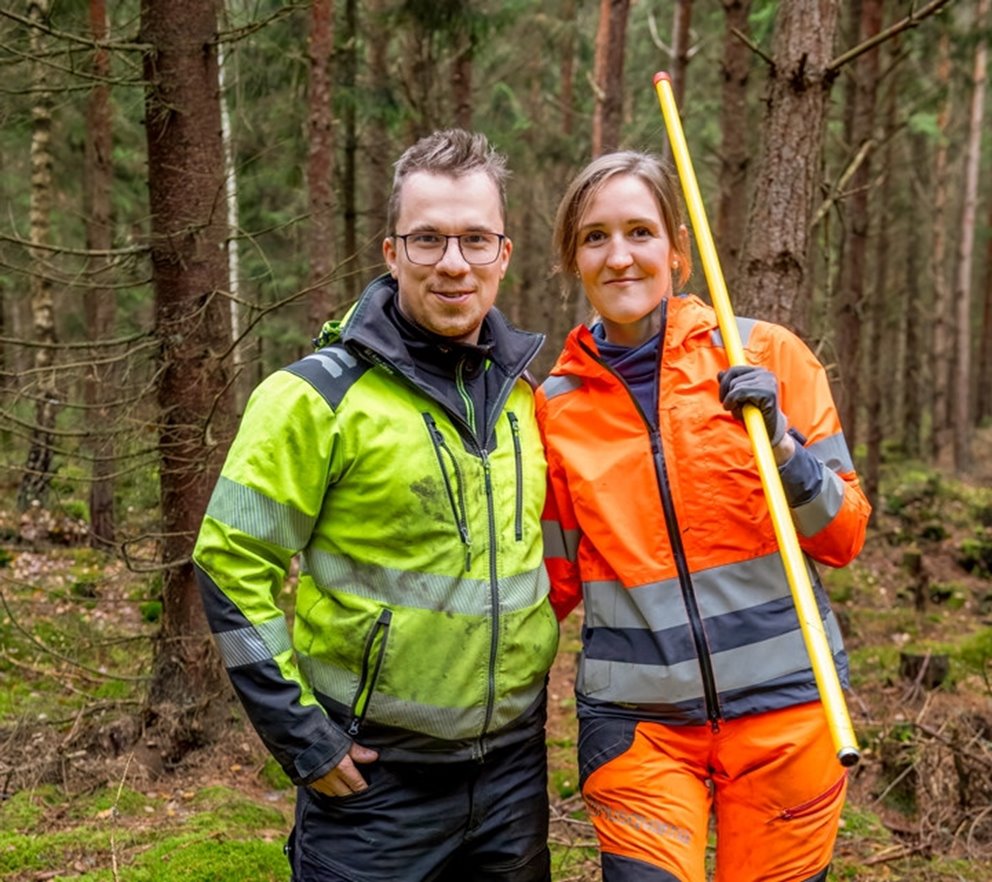 Ett par skogsägare i skogen