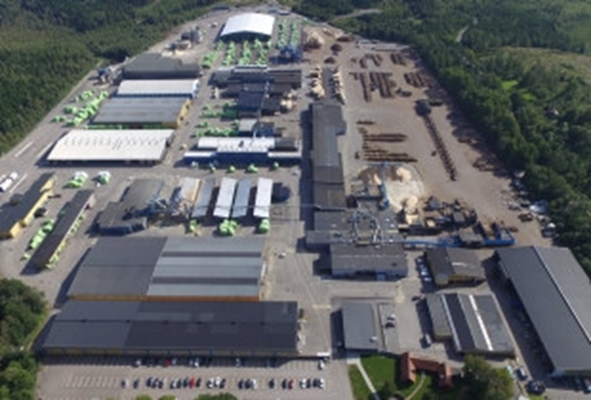 Flygbild över Södras sågverk i Långasjö