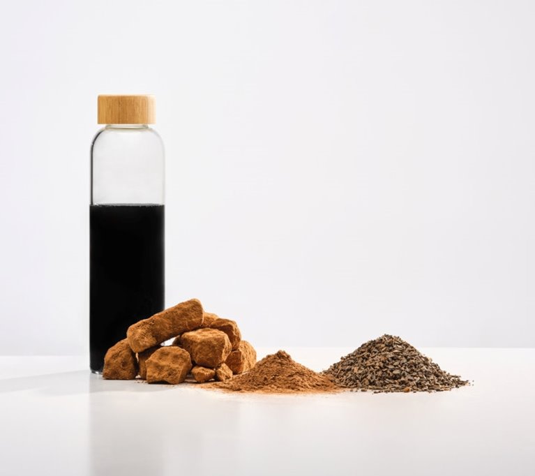 Södras bioprodukter. Flaska med tallolja, bark, spån och lignin. 