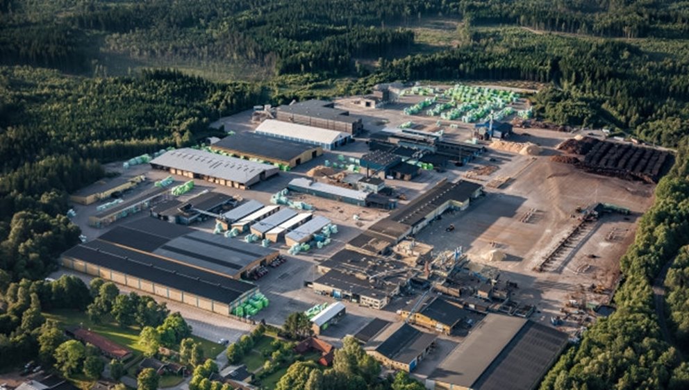 Flygbild över Södras sågverk i Långasjö