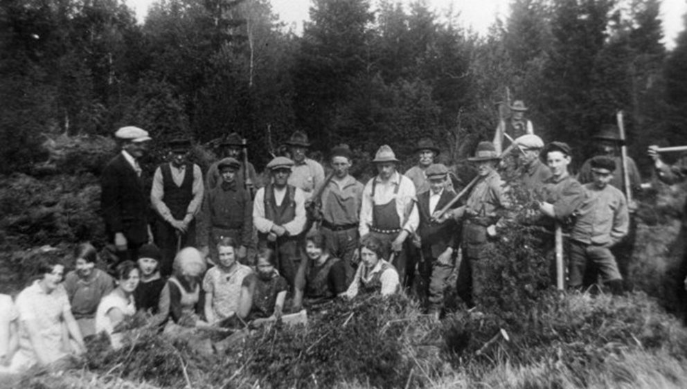 Svartvit bild med skogsägare uppställda