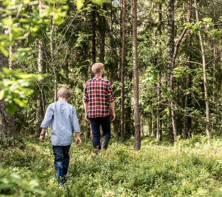 Människor i skogen promenad