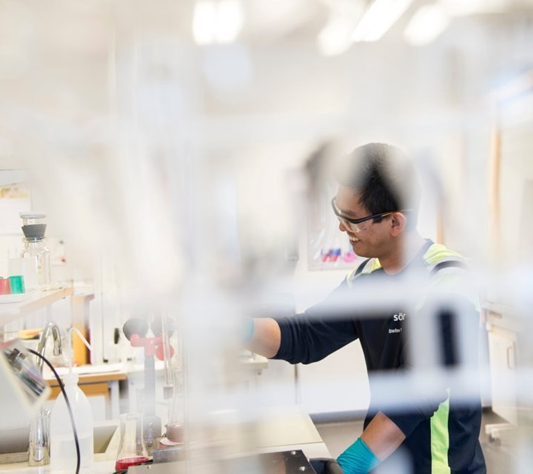 Södra medarbetare arbetar i Södras labb