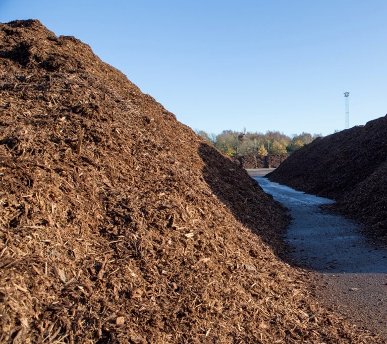 Hög på plan av bark
