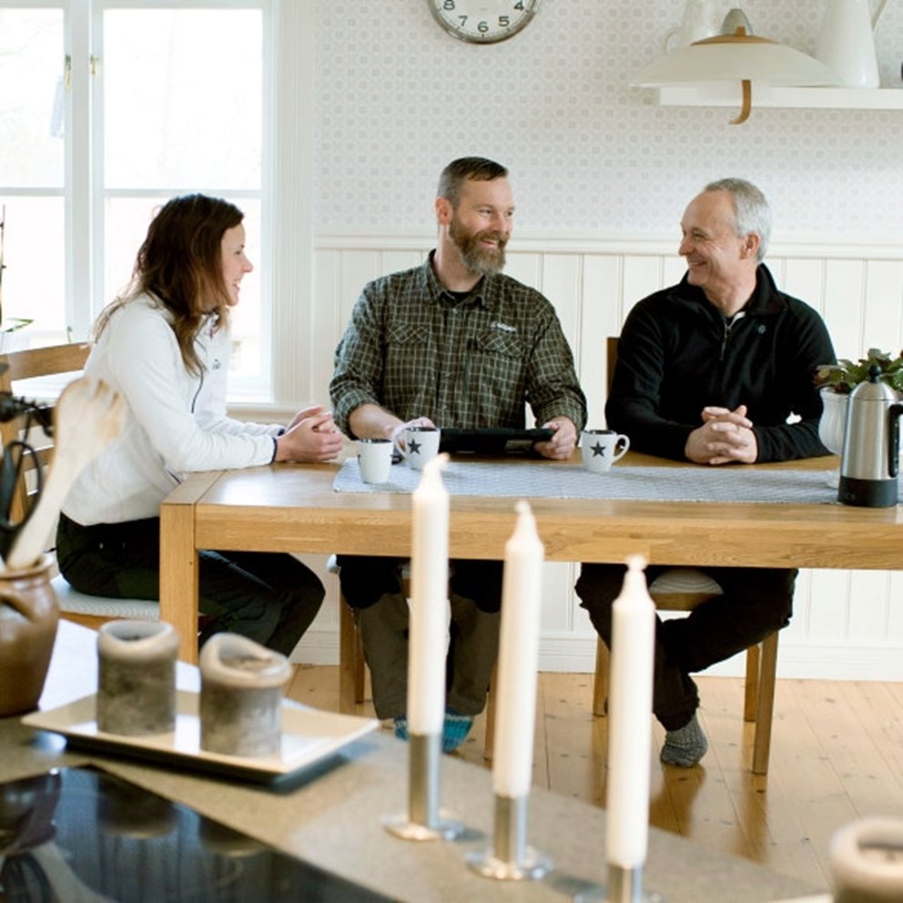 Skogsinspektor och medlem i köket på gården. Fr vänster:  Matilda Wallemyr, skogsinspektor Peter Karlsson och Peter Wallemyr.