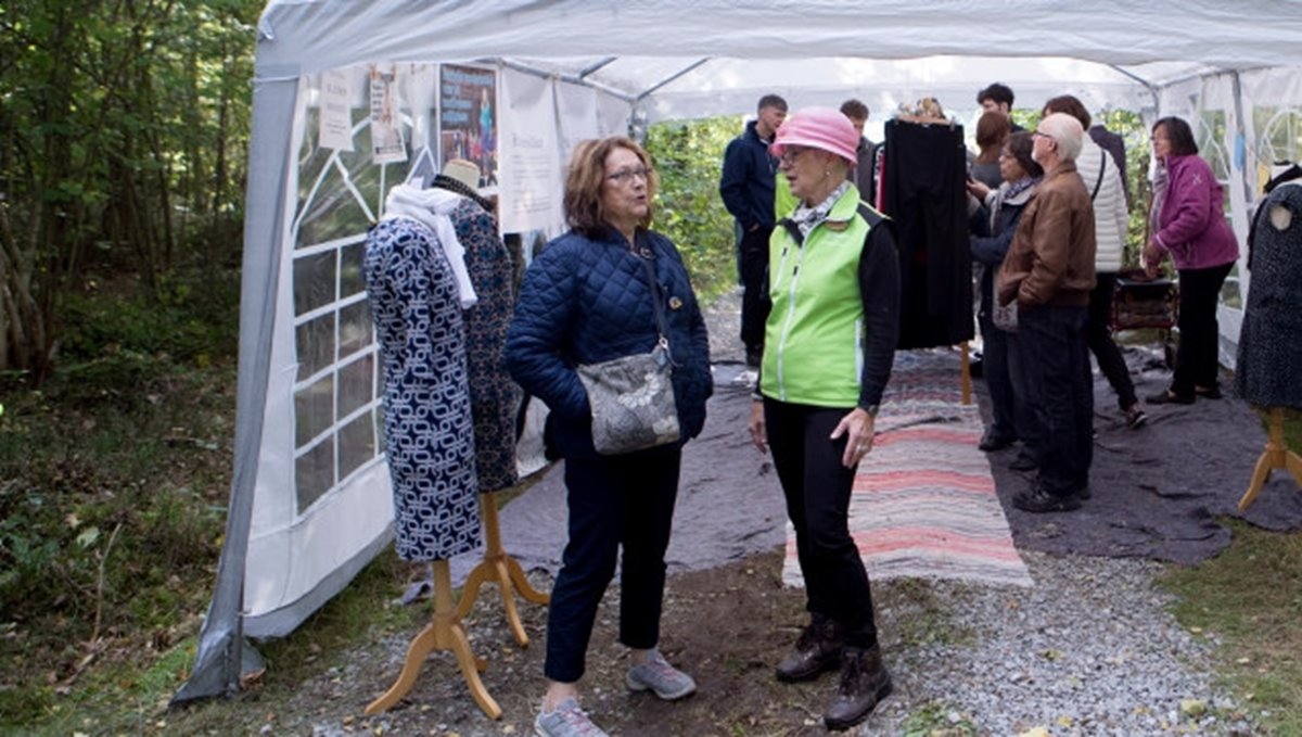 Skogsslinga på Skedemosse gård (söder om Köpingsvik på Öland) Tält med textilier från skogen. Elna-Brith af Wåhlberg (i rosa hatt) pratar med Ulla Pettersson (medlem i Södra med en skogsfastighet i Söderåkra vid Torsås).