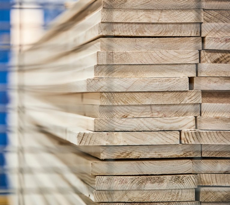 Sågade trävaror visat från ändträt