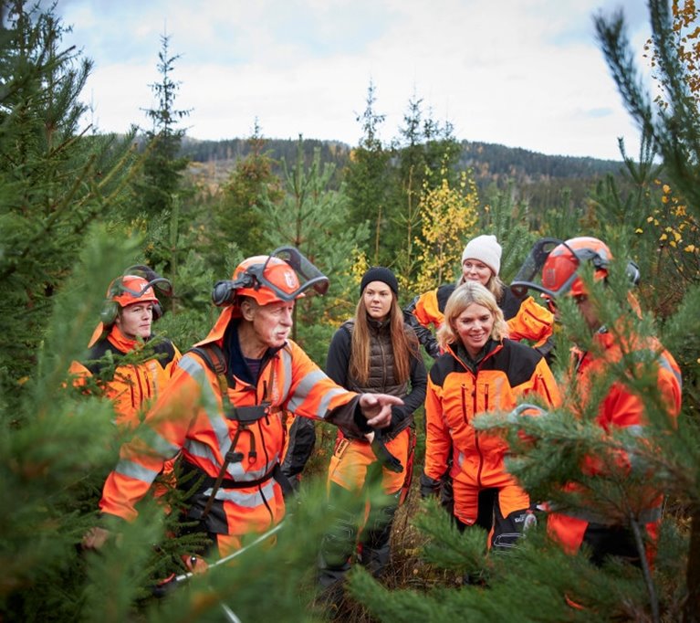 Bild från reportage med Anders Roman, ledamot i Södras styrelse. Södrakontakt nr 4 2019.
Bildtext: Familjedag i Skogen. Till vänster Edvin Jabeskog samt Jan Johansson.
A group of people visiting a forest being led by Anders Roman, a member of Södras board of directors. from Södra Kontakt nr. 4 2019.
Image text: Family day in the forest.
The two people on the left: Edvin Jabeskog and Jan Johansson.