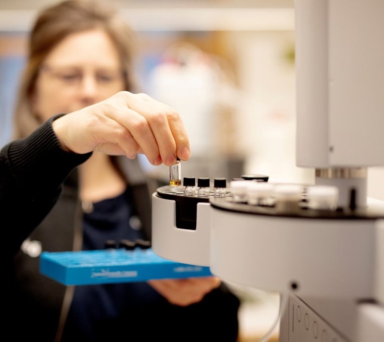Kvinna hanterar provrör på Södras labb