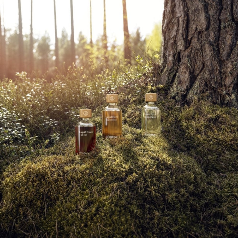 Flaskor med Södras bioprodukter i skogen