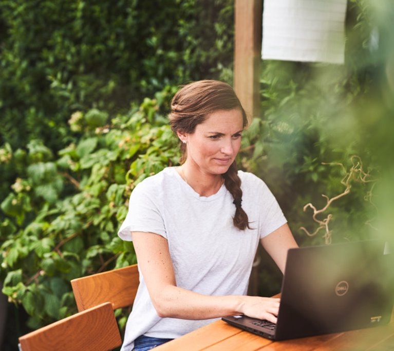 Kvinna arbetar framför laptop