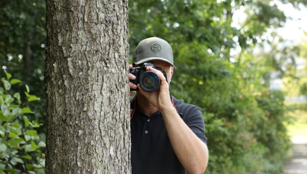 Bilder på Mattias Strömberg som fotograferar.
