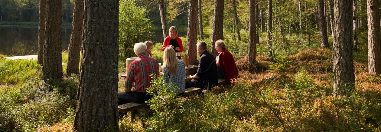 Skogsinspektor medlem 2020. Katarina Carlsson, Ava Houlihan-Burne (statist), från vänster sittande Ingemar Levinsson, skogsinspektor Åsa Andersson, Joakim Carlsson, Runa Levinsson. 