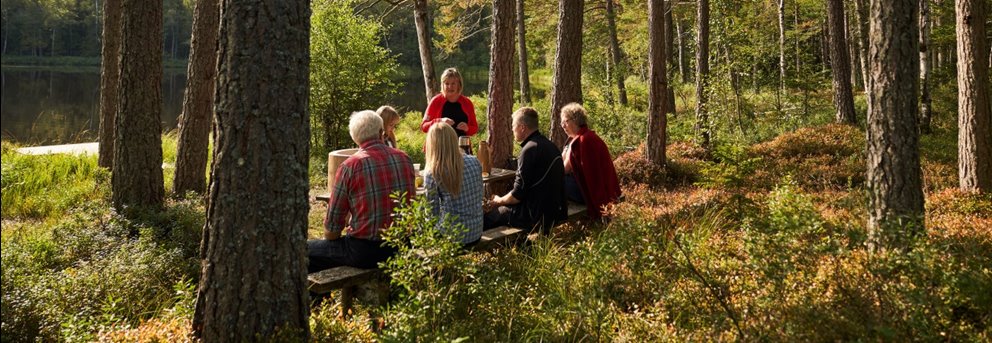 Skogsinspektor medlem 2020. Katarina Carlsson, Ava Houlihan-Burne (statist), från vänster sittande Ingemar Levinsson, skogsinspektor Åsa Andersson, Joakim Carlsson, Runa Levinsson. 