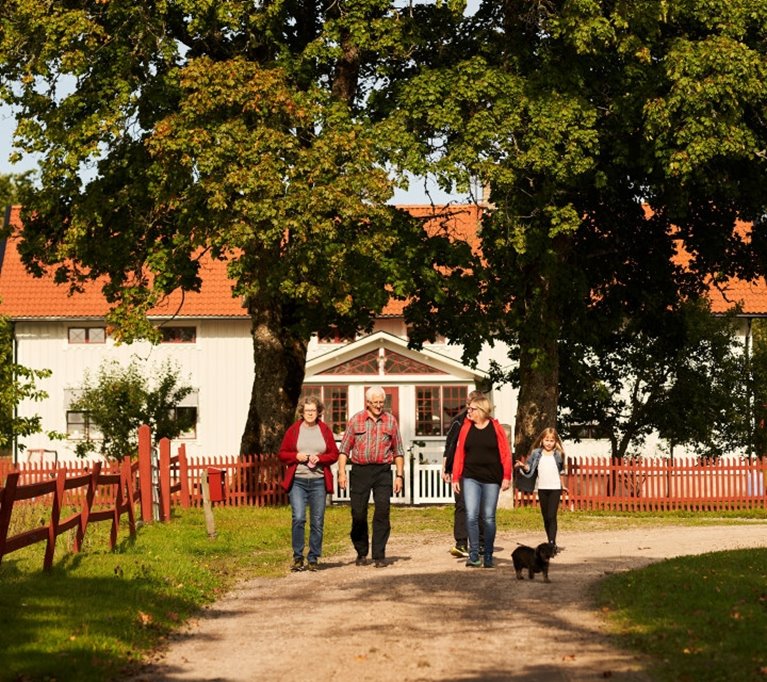 Skogsinspektor medlem 2020. Från vänster Runa Levinsson, Ingemar Levinsson, Katarina Carlsson, Ava Houlihan-Burne (statist). Bakom Katarina - Joakim Carlsson.
