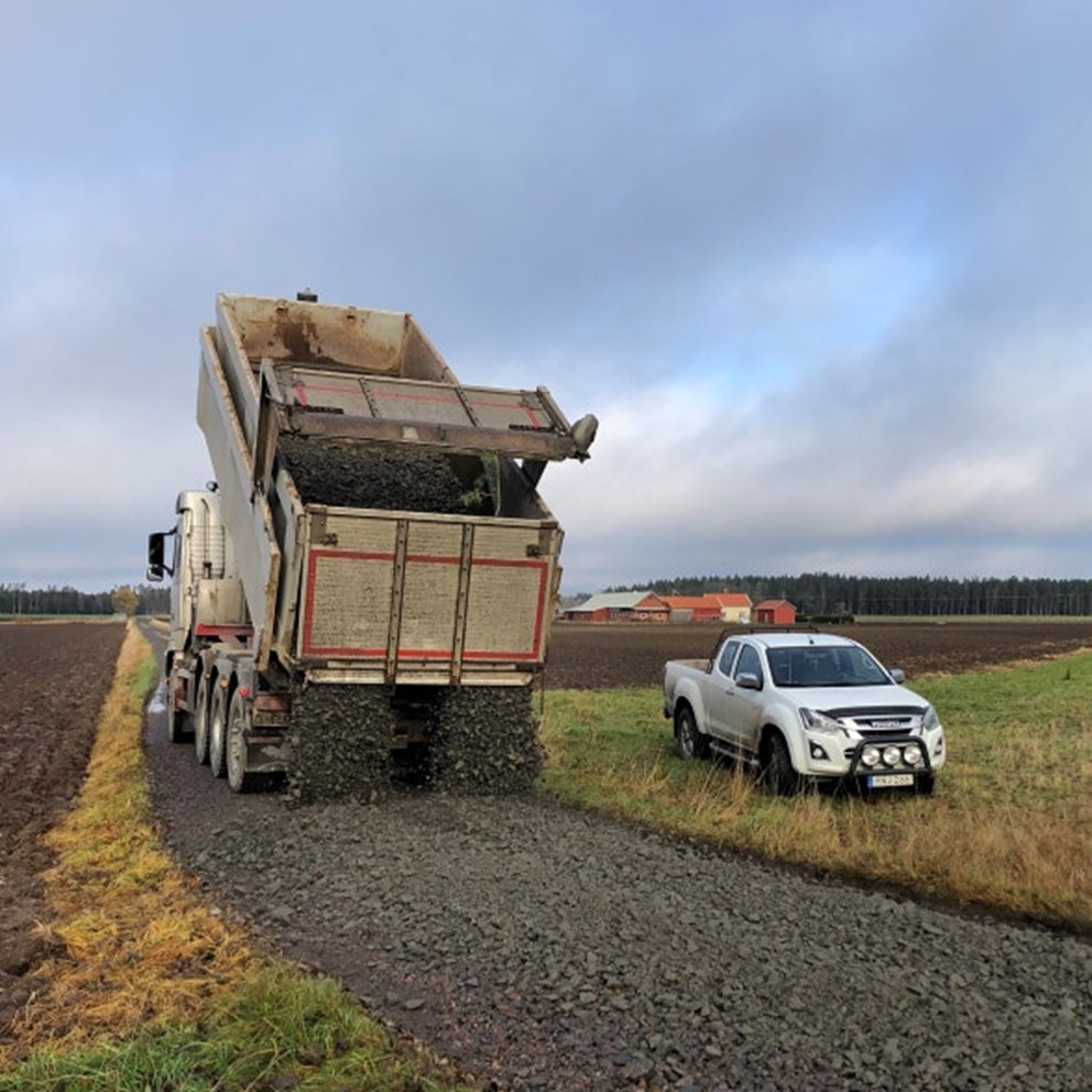 Skogsbilväg, vägunderhåll, spårgrusning, grusbil