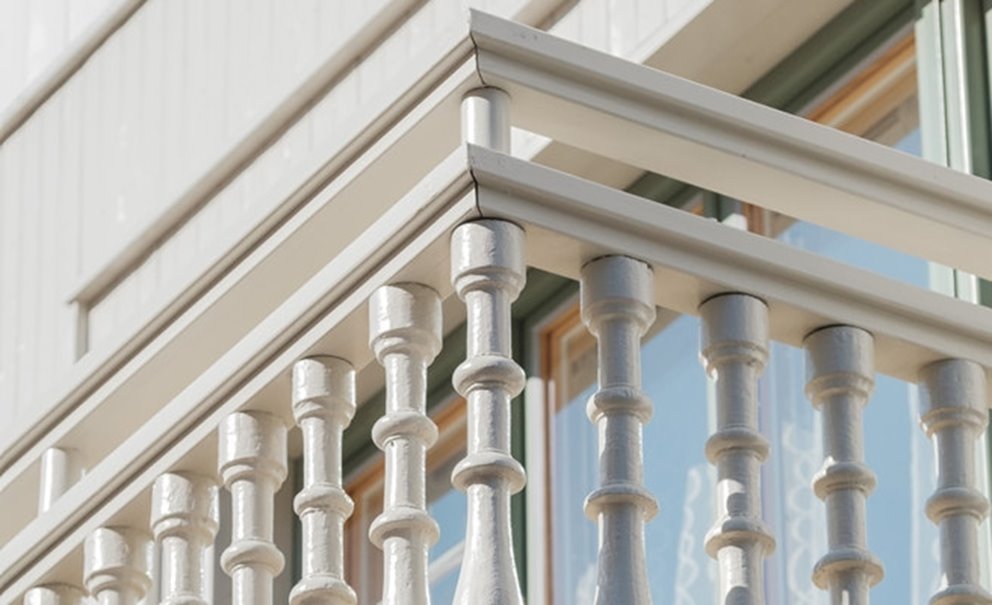 Balkongpelare som i form efterliknas vid innegårdens räcken Ciselören Eksjö