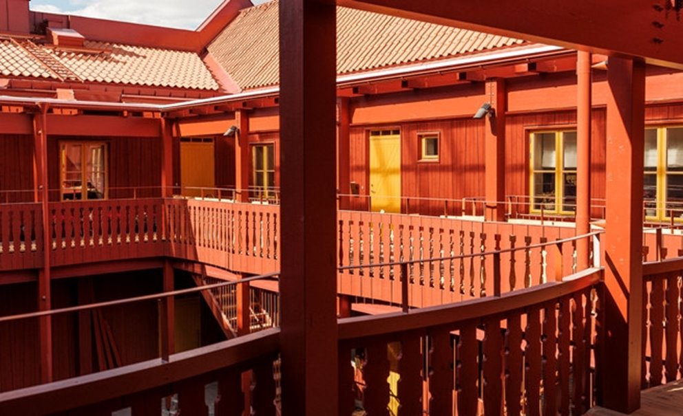 Innegårdens räcken formgivna från pelare Ciselören Eksjö