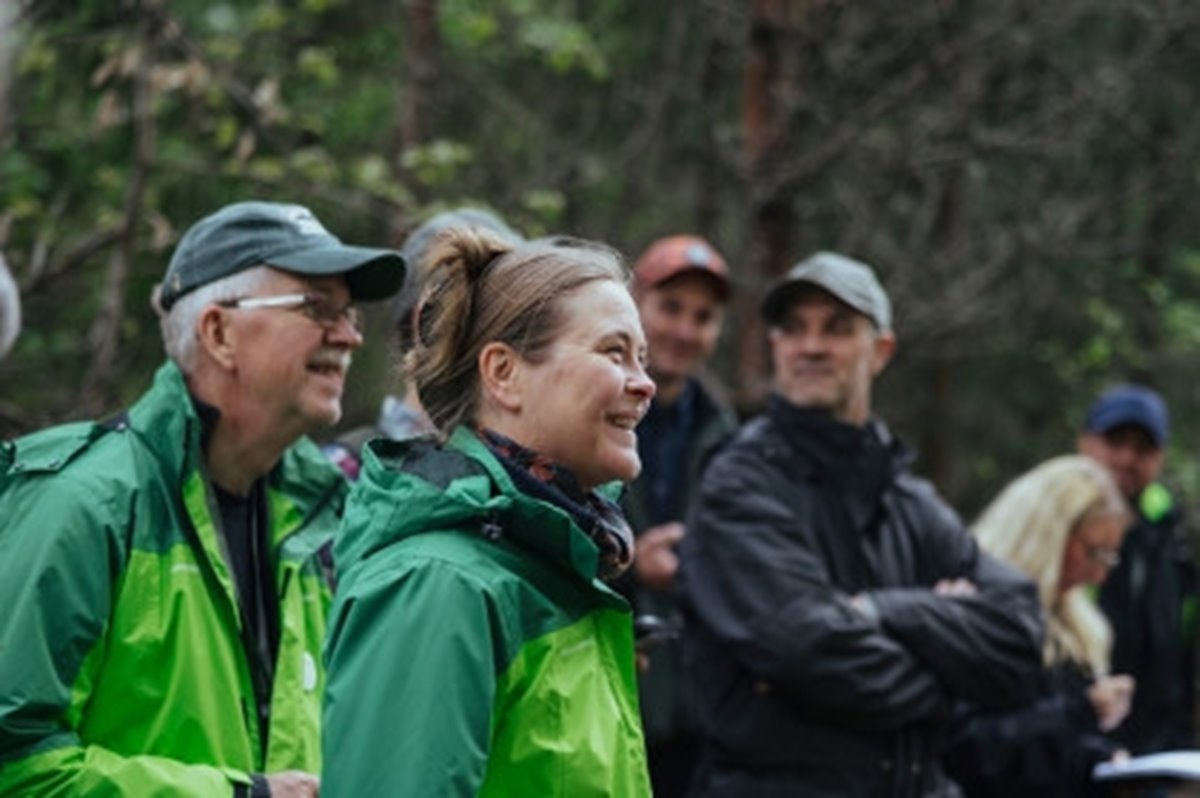 Grupp av skogsägare med två förtroendevalda