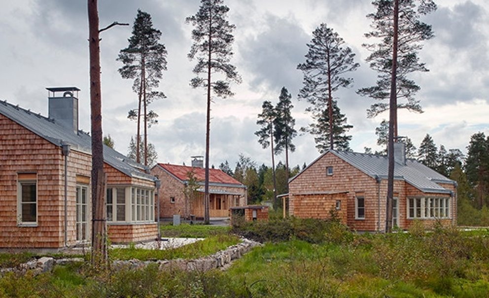 Villor byggda med stomme i KL-trä och klädda med cederspånsfasad. Interiört synligt KL-trä.
Källsprångsvägen i Viskafors.