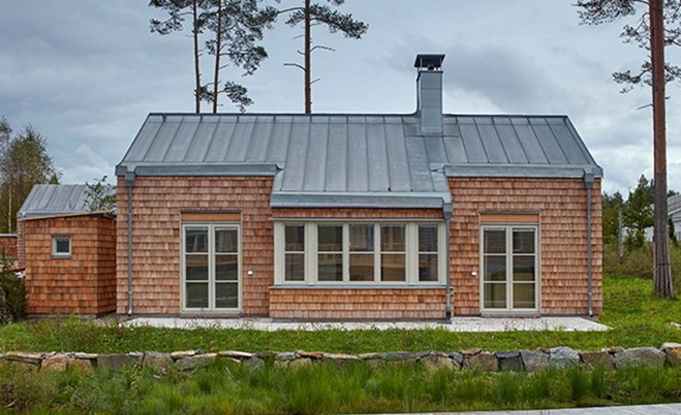 Villor byggda med stomme i KL-trä och klädda med cederspånsfasad. Interiört synligt KL-trä.
Källsprångsvägen i Viskafors.