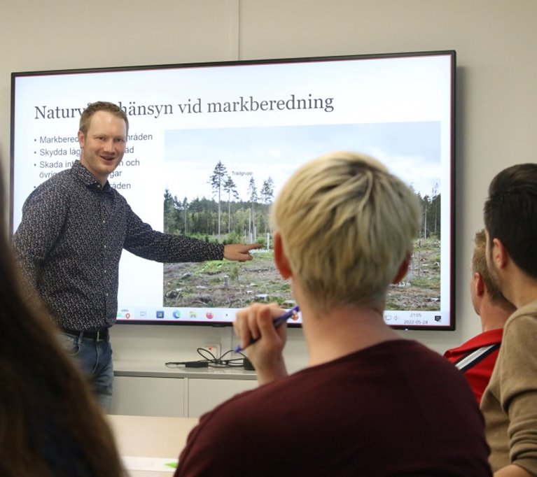 Södraskolans grundkurs under ledning av Erik Carlsson inomhus på Skogsudden.