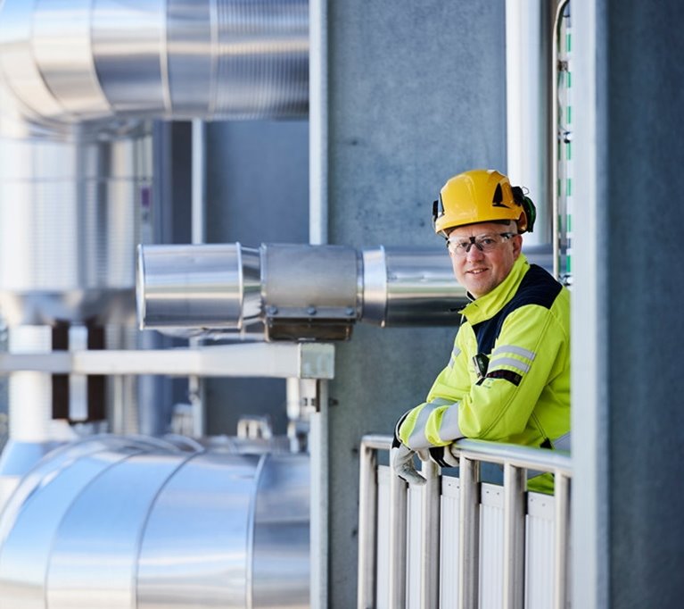 Man i skyddsutrustning på balkong i Södras industri