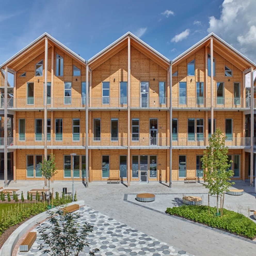 Bilder tagna från Minnebergskolan i Arvika dit SBP levererat ett flertal träprodukter för fasad och interiörbeklädnad