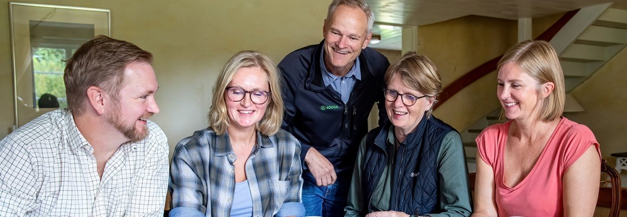 Tryggt med helhetsrådgivning för nya generationen i Råryd.
Syskonen Olof Bachman, Maria Balint och Karin Sagnia har under det senaste året tagit sina första steg som helt nya skogsägare och fått
lära sig mycket om både skogen och ekonomin. De har tagit över fastigheten Råryd av föräldrarna Monica och Karl-Olof Persson och
är nu tolfte generationen som brukar gården.