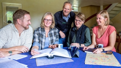 Tryggt med helhetsrådgivning för nya generationen i Råryd.
Syskonen Olof Bachman, Maria Balint och Karin Sagnia har under det senaste året tagit sina första steg som helt nya skogsägare och fått
lära sig mycket om både skogen och ekonomin. De har tagit över fastigheten Råryd av föräldrarna Monica och Karl-Olof Persson och
är nu tolfte generationen som brukar gården.
