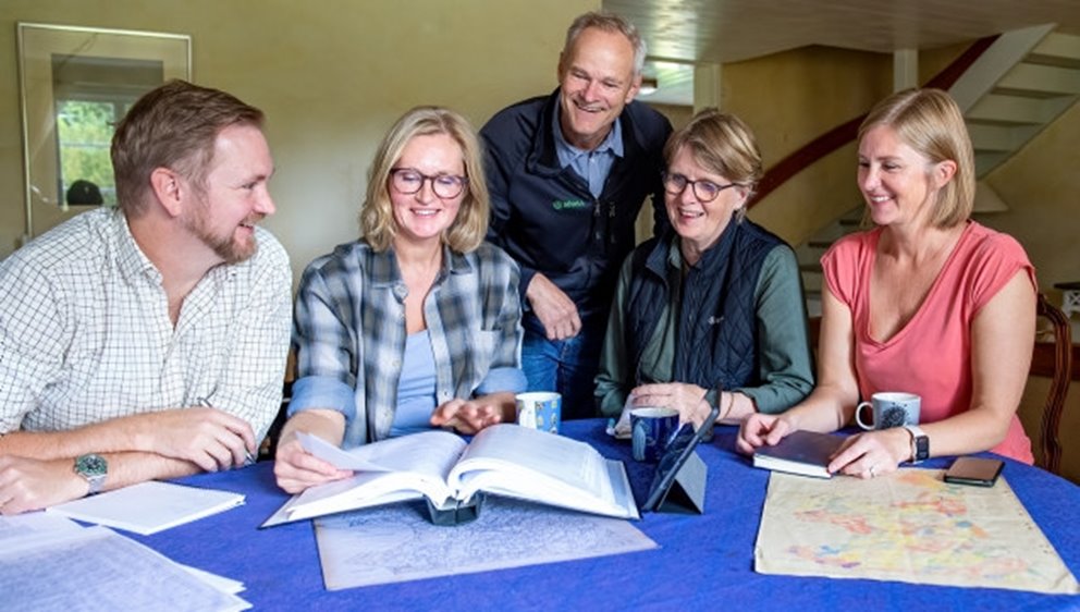 Tryggt med helhetsrådgivning för nya generationen i Råryd.
Syskonen Olof Bachman, Maria Balint och Karin Sagnia har under det senaste året tagit sina första steg som helt nya skogsägare och fått
lära sig mycket om både skogen och ekonomin. De har tagit över fastigheten Råryd av föräldrarna Monica och Karl-Olof Persson och
är nu tolfte generationen som brukar gården.
